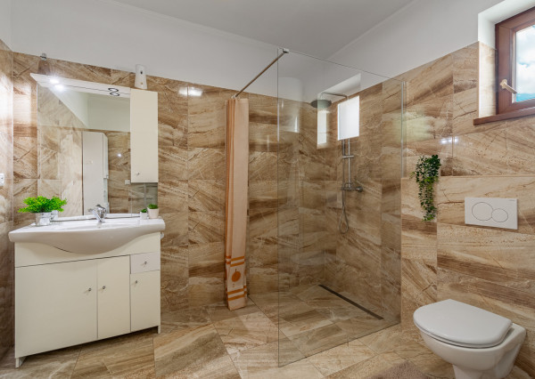 Na predaj priestranný 4-izbový rodinný dom v obci Vieska