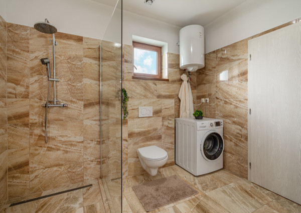 Na predaj priestranný 4-izbový rodinný dom v obci Vieska