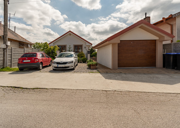 Na predaj priestranný 4-izbový rodinný dom v obci Vieska