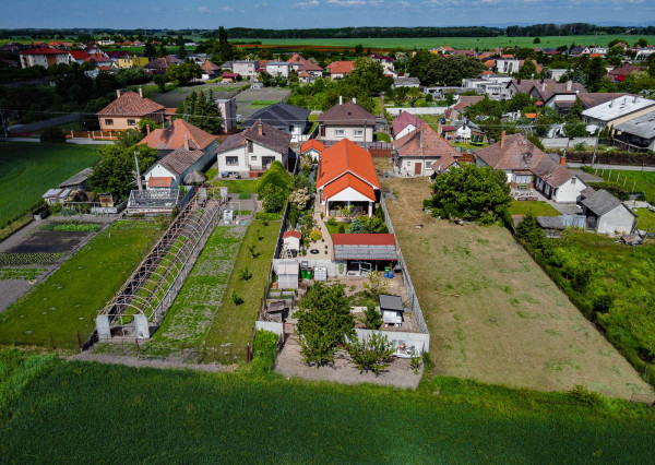 Na predaj priestranný 4-izbový rodinný dom v obci Vieska