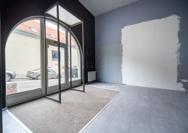 Na prenájom veľkorysý obchodný priestor s mezanínom na Zámockej ulici pod Bratislavským hradom