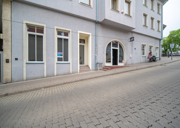 Na prenájom veľkorysý obchodný priestor s mezanínom na Zámockej ulici pod Bratislavským hradom