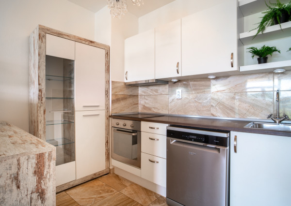 Na predaj priestranný 2-izbový byt s garážovým parkovacím státim v Záhorskej Bystrici