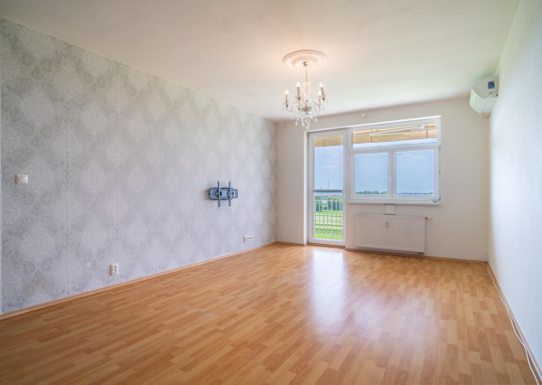 Na predaj priestranný 2-izbový byt s garážovým parkovacím státim v Záhorskej Bystrici