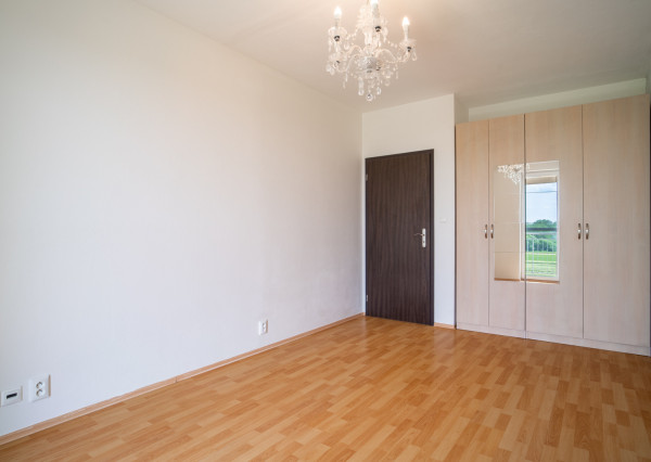 Na predaj priestranný 2-izbový byt s garážovým parkovacím státim v Záhorskej Bystrici