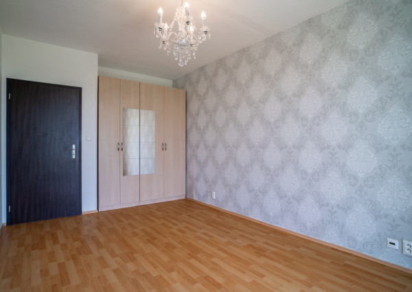 Na predaj priestranný 2-izbový byt s garážovým parkovacím státim v Záhorskej Bystrici