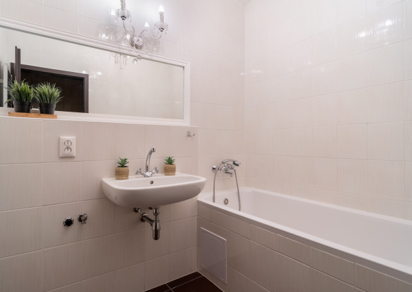 Na predaj priestranný 2-izbový byt s garážovým parkovacím státim v Záhorskej Bystrici