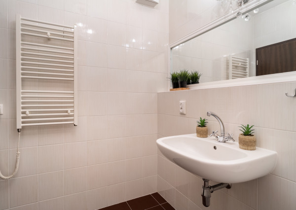 Na predaj priestranný 2-izbový byt s garážovým parkovacím státim v Záhorskej Bystrici