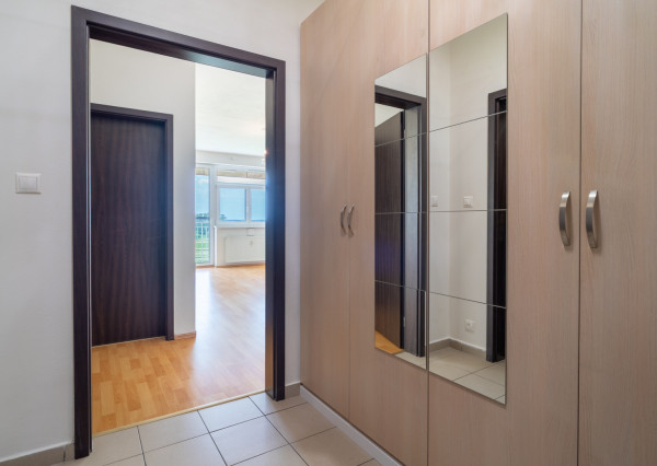 Na predaj priestranný 2-izbový byt s garážovým parkovacím státim v Záhorskej Bystrici