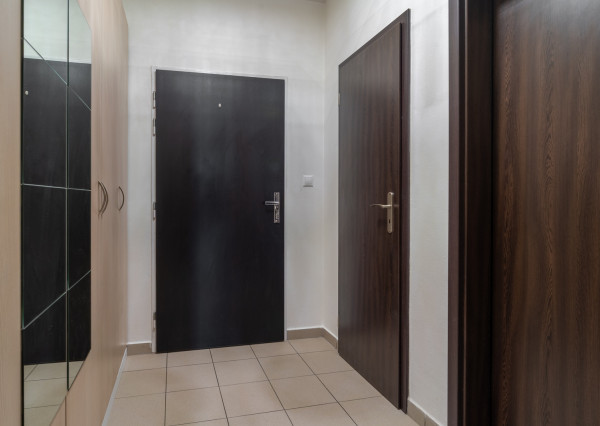 Na predaj priestranný 2-izbový byt s garážovým parkovacím státim v Záhorskej Bystrici