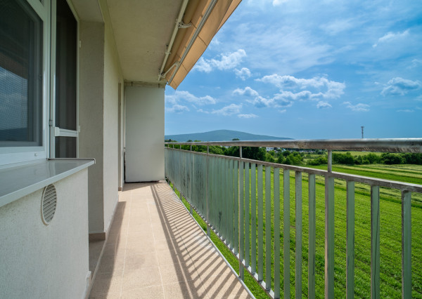 Na predaj priestranný 2-izbový byt s garážovým parkovacím státim v Záhorskej Bystrici