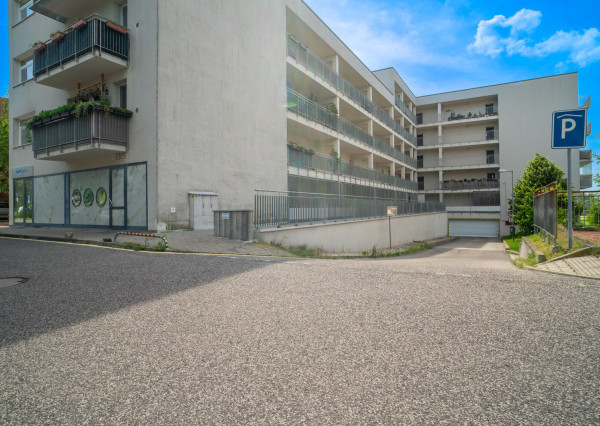 Na predaj priestranný 2-izbový byt s garážovým parkovacím státim v Záhorskej Bystrici