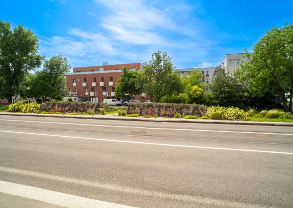 Na predaj priestranný 2-izbový byt s garážovým parkovacím státim v Záhorskej Bystrici