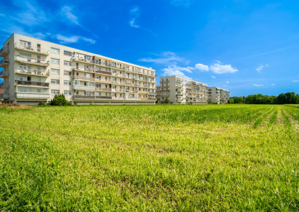 Na predaj priestranný 2-izbový byt s garážovým parkovacím státim v Záhorskej Bystrici