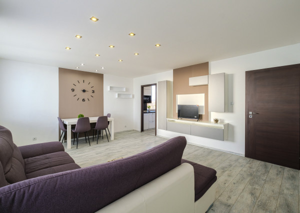 Na prenájom 3-izbový, zariadený a klimatizovaný byt v časti Košice – Jazero