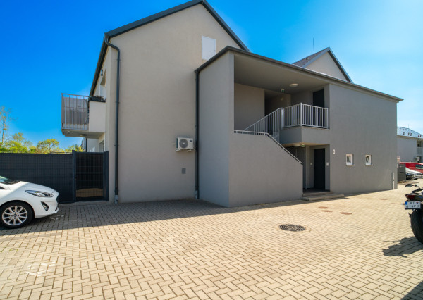 REZERVOVANÉ: Na predaj 3-izbový byt s parkovacím státím v Rajke