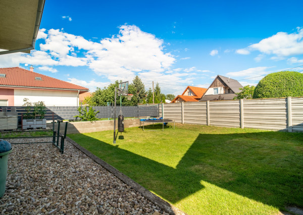 Na predaj rodinný dom s garážou v tichej časti Serede