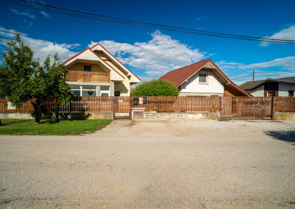 Na predaj rodinný dom s garážou v tichej časti Serede