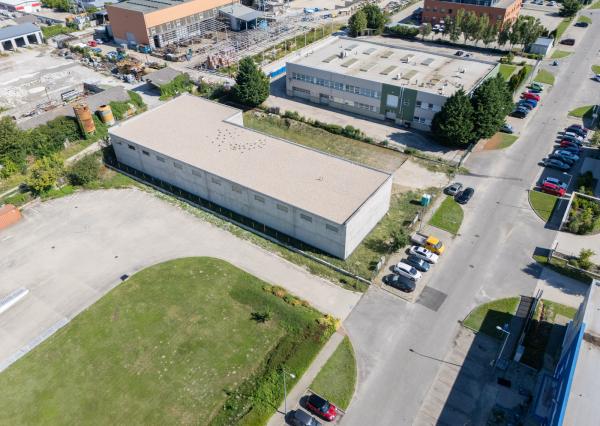 Na predaj novostavba haly s výbornou dostupnosťou v priemyselnej časti Šamorína určená na výrobu a skladovanie