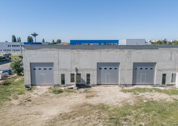 Na predaj novostavba haly s výbornou dostupnosťou v priemyselnej časti Šamorína určená na výrobu a skladovanie