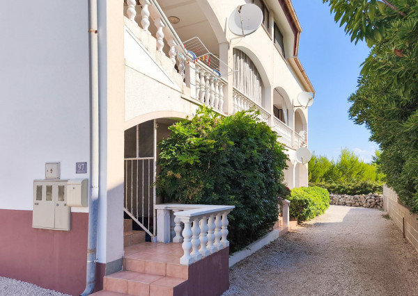 Na predaj 3-izbový apartmán na ostrove Vir v Chorvátsku