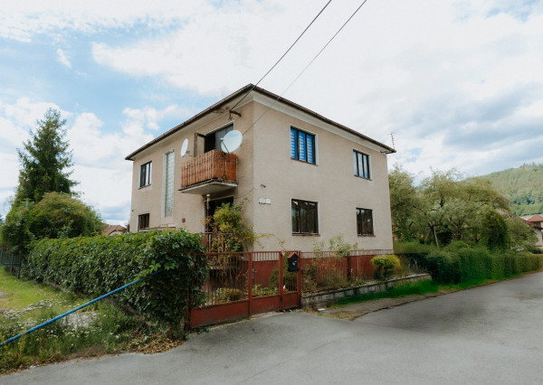 Na predaj investičná nehnuteľnosť s veľkým pozemkom v Považskom Chlmci