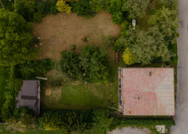 Na predaj investičná nehnuteľnosť s veľkým pozemkom v Považskom Chlmci