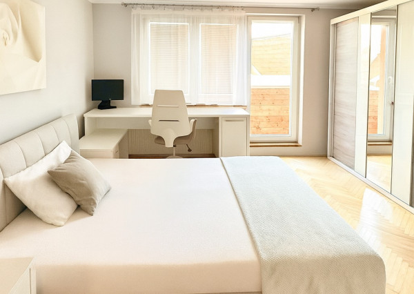 Na predaj kompletne zariadený 3-izbový byt v Rakovej