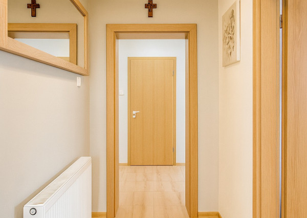 Na predaj kompletne zariadený 3-izbový byt v Rakovej