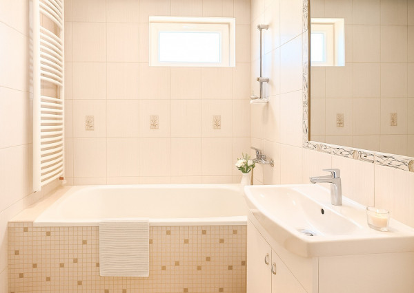 Na predaj kompletne zariadený 3-izbový byt v Rakovej