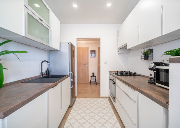 REZERVOVANÉ: Na predaj 2-izbový byt s balkónom a pivnicou v pokojnej časti obce Veľké Leváre