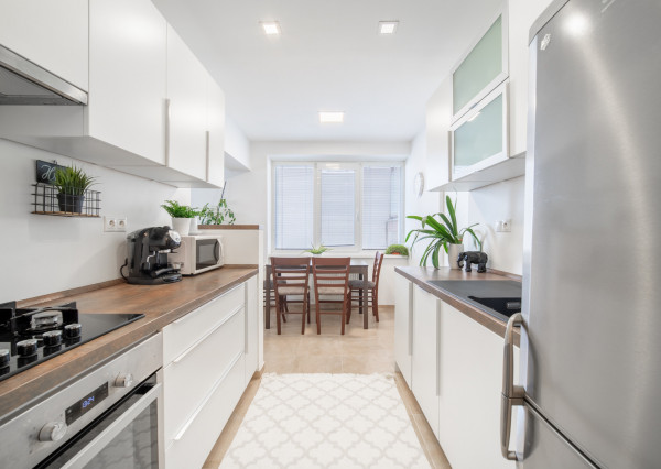 REZERVOVANÉ: Na predaj 2-izbový byt s balkónom a pivnicou v pokojnej časti obce Veľké Leváre