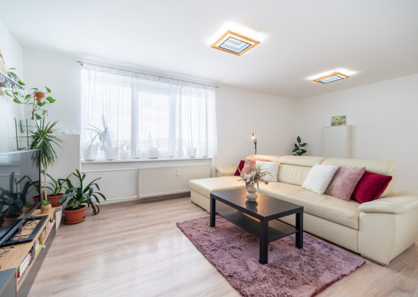 REZERVOVANÉ: Na predaj 2-izbový byt s balkónom a pivnicou v pokojnej časti obce Veľké Leváre