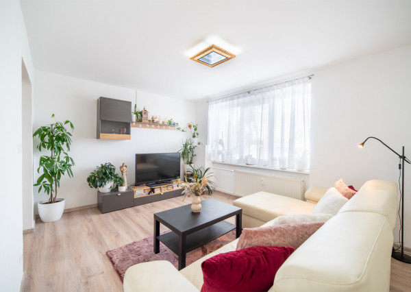 REZERVOVANÉ: Na predaj 2-izbový byt s balkónom a pivnicou v pokojnej časti obce Veľké Leváre