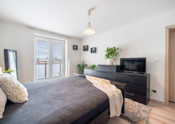 REZERVOVANÉ: Na predaj 2-izbový byt s balkónom a pivnicou v pokojnej časti obce Veľké Leváre