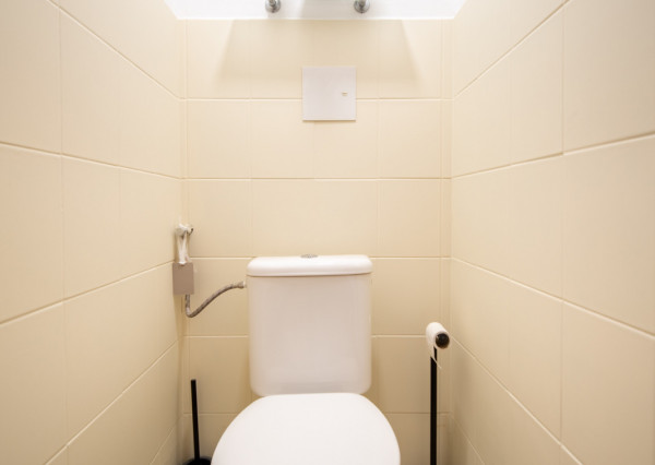 REZERVOVANÉ: Na predaj 2-izbový byt s balkónom a pivnicou v pokojnej časti obce Veľké Leváre