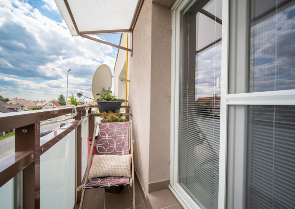 REZERVOVANÉ: Na predaj 2-izbový byt s balkónom a pivnicou v pokojnej časti obce Veľké Leváre