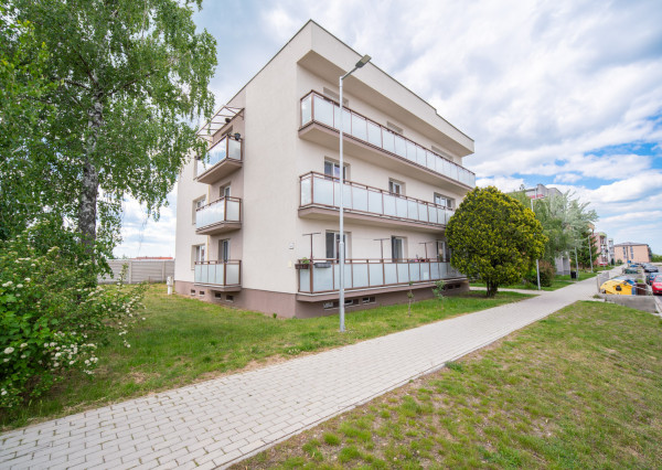 REZERVOVANÉ: Na predaj 2-izbový byt s balkónom a pivnicou v pokojnej časti obce Veľké Leváre