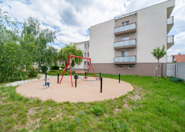 REZERVOVANÉ: Na predaj 2-izbový byt s balkónom a pivnicou v pokojnej časti obce Veľké Leváre