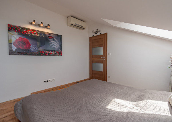 Na prenájom kompletne zariadený 4-izbový podkrovný byt v Ivanke pri Dunaji