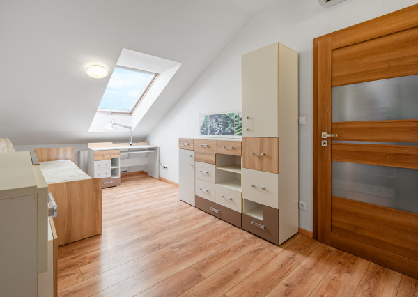 Na prenájom kompletne zariadený 4-izbový podkrovný byt v Ivanke pri Dunaji