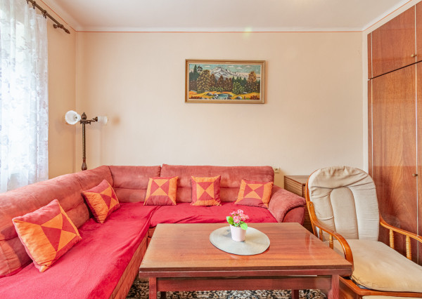 Na predaj priestranný 3-izbový rodinný dom s terasou v Šoporni