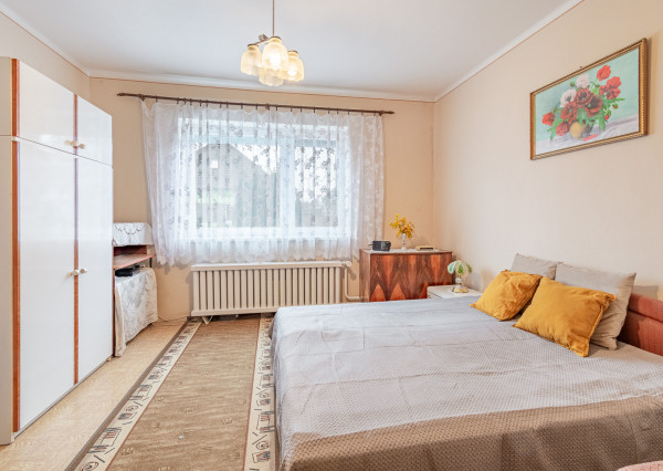 Na predaj priestranný 3-izbový rodinný dom s terasou v Šoporni