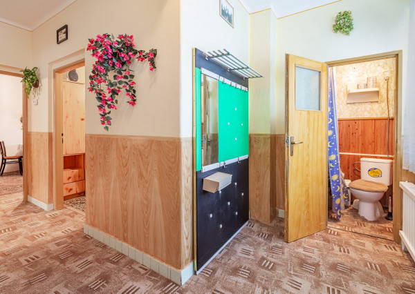 Na predaj priestranný 3-izbový rodinný dom s terasou v Šoporni