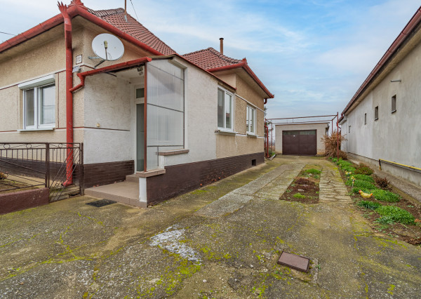 Na predaj priestranný 3-izbový rodinný dom s terasou v Šoporni