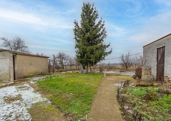 Na predaj priestranný 3-izbový rodinný dom s terasou v Šoporni