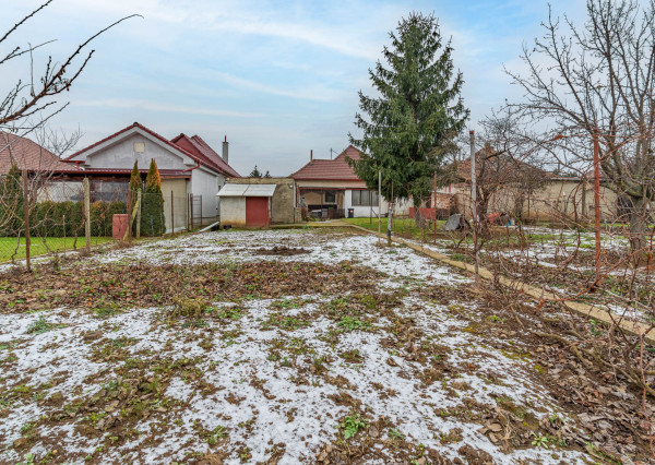 Na predaj priestranný 3-izbový rodinný dom s terasou v Šoporni