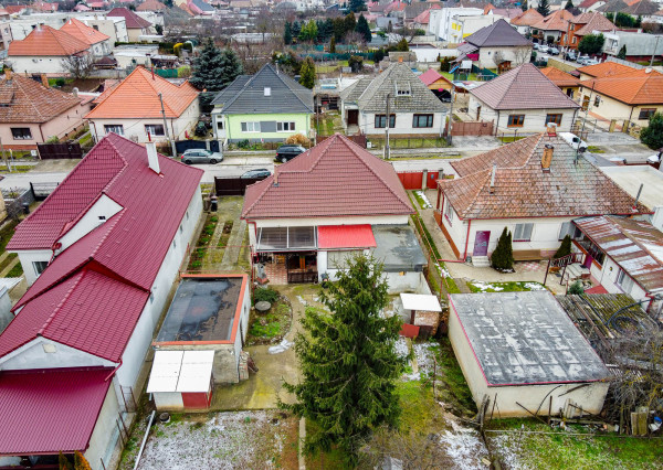 Na predaj priestranný 3-izbový rodinný dom s terasou v Šoporni