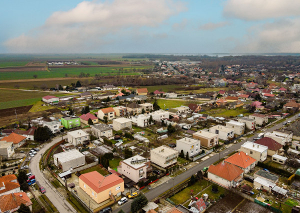 Na predaj priestranný 3-izbový rodinný dom s terasou v Šoporni