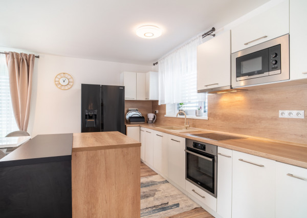 REZERVOVANÉ - Na predaj 5-izbový rodinný dom v Rovinke